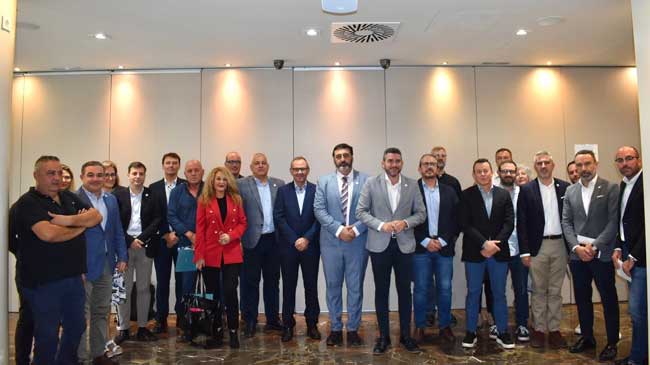 Foto de familia de los participantes en el primer 'Caf&eacute; Ambiental'