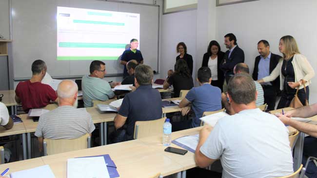 Los t&eacute;cnicos del Parque M&oacute;vil en un aula de Fremm