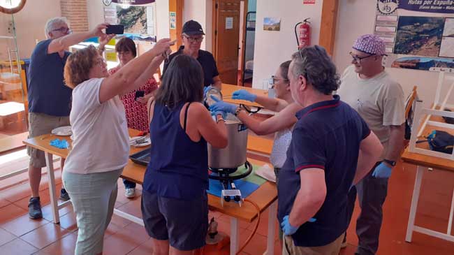 Periodistas franceses graban con sus m&oacute;viles la fabricaci&oacute;n de queso