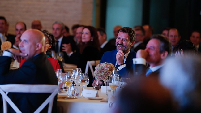 Juan Luis Pedre&ntilde;o, sonriente en el centro de la imagen, en la pasada edici&oacute;n de La Noche de las Telecomunicaciones
