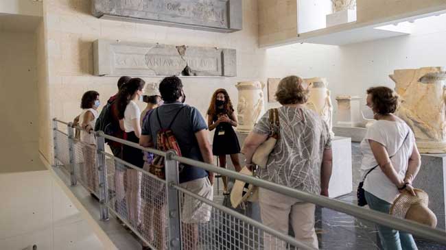 Visitantes en el Museo del Teatro Romano de Cartagena