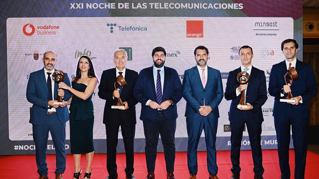 L&oacute;pez Miras y Juan Luis Pedre&ntilde;o junto a los representantes de las empresas premiadas