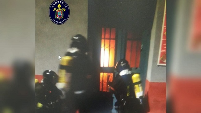 Efectivos de Bomberos Cartagena apagando el incendio