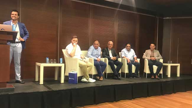 Juan Garc&iacute;a, de DocuWare, y en la mesa, de izquierda a derecha: Juan Jos&eacute; Paredes, Pedro Jos&eacute; P&eacute;rez Saura, Angel Garc&iacute;a Izquierdo, Antonio Sola Roca y Antonio Santiago