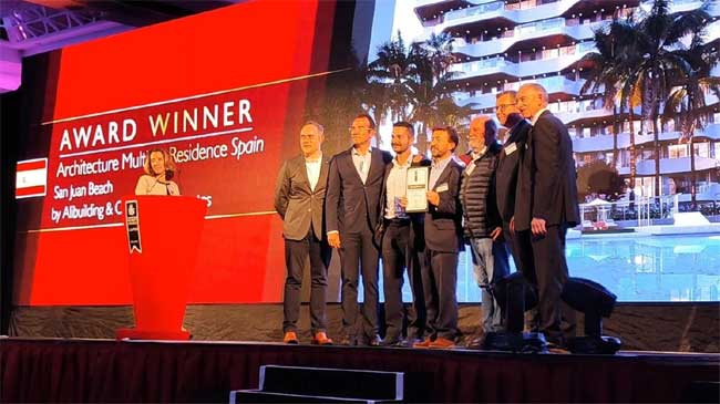 La familia Chamizo y miembros de la promotora Alibuilding reciben el premio en Londres