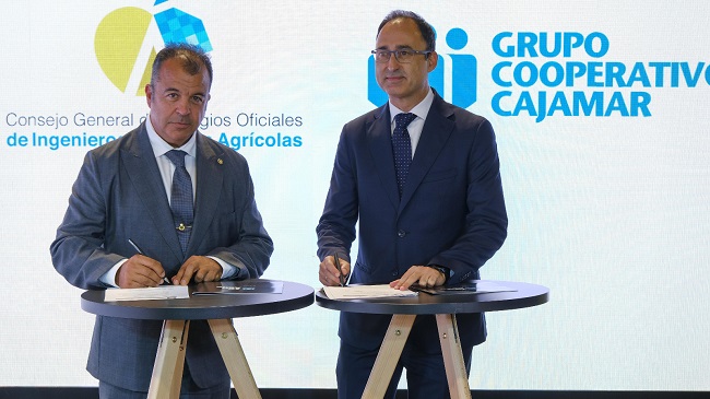 El presidente del Consejo General de Colegios Oficiales de Ingenieros T&eacute;cnicos Agr&iacute;colas, Carlos Guti&eacute;rrez, y&nbsp;el director general de Cajamar, Manuel Villegas, en la firma del convenio