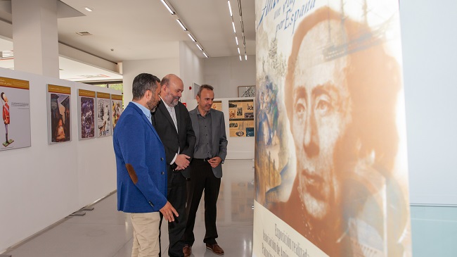 El director general de Patrimonio Cultural, Pablo Braquehais (c), junto al director de la Biblioteca Regional, Juan Jos&eacute; Lara (d), y el director de la Feria del Libro de Murcia, Jes&uacute;s Boluda