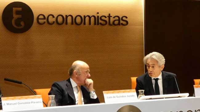 Luis de Guindos, a la izquierda, con Valent&iacute;n Pich, presidente de los economistas espa&ntilde;oles