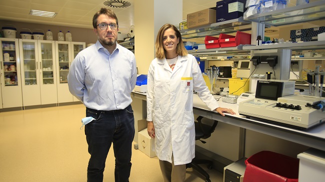 Horacio P&eacute;rez, IP y responsable del grupo de Bioinform&aacute;tica de la UCAM, junto a Irene Mart&iacute;nez, investigadora de Hematolog&iacute;a y Oncolog&iacute;a M&eacute;dica Cl&iacute;nico Experimental del IMIB