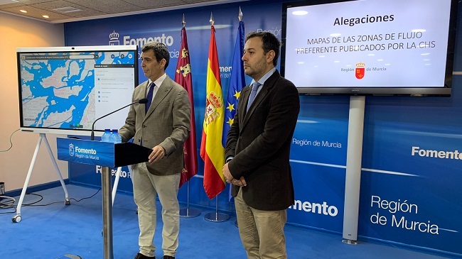 D&iacute;ez de Revenga acompa&ntilde;ado por el director general de Territorio y Arquitectura, Jaime P&eacute;rez Zulueta, presenta las alegaciones a los mapas de flujo preferente publicados por la CHS
