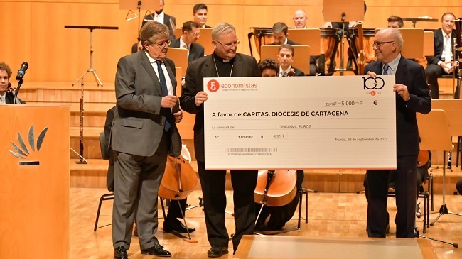 Ram&oacute;n Madrid, decano del Colegio regional de Economistas, el Obispo, Jos&eacute; Manuel Lorca Planes, y el director de C&aacute;ritas, Jos&eacute; Antonio Planes