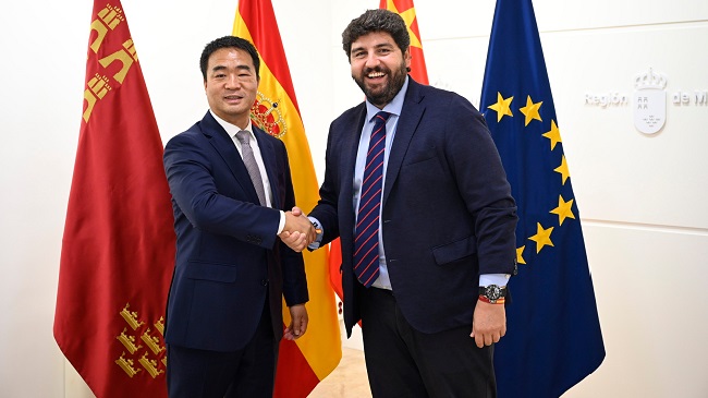 L&oacute;pez Miras se reuni&oacute; en el Palacio de San Esteban con el CEO de Huawei Espa&ntilde;a, Eric Li