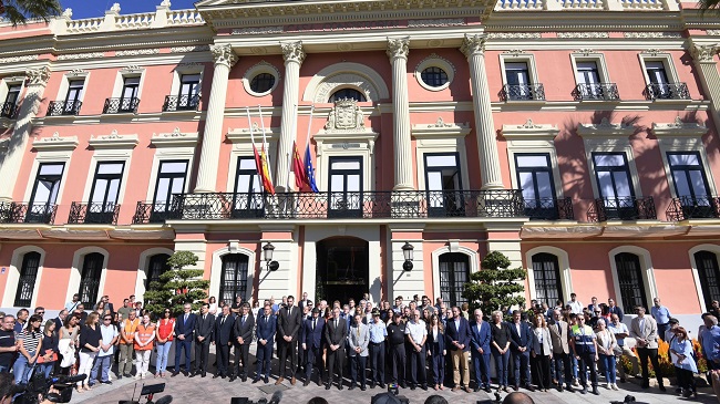 Momento del minuto de silencio ante las puertas del ayuntamiento de Murcia Momento del minuto de silencio ante las puertas del ayuntamiento de Murcia