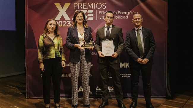 Jaime Sanz, head of Engineering, y Olimpia Ortiz, head of Sustainability, recogieron el premio de AMC
