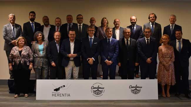 Foto de familia de los miembros del jurado del premio Herentia