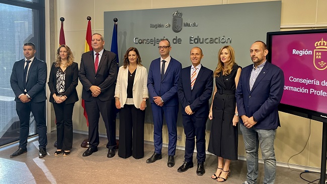 El consejero de Educaci&oacute;n,&nbsp;V&iacute;ctor Mar&iacute;n, acompa&ntilde;ado del equipo directivo de la Consejer&iacute;a