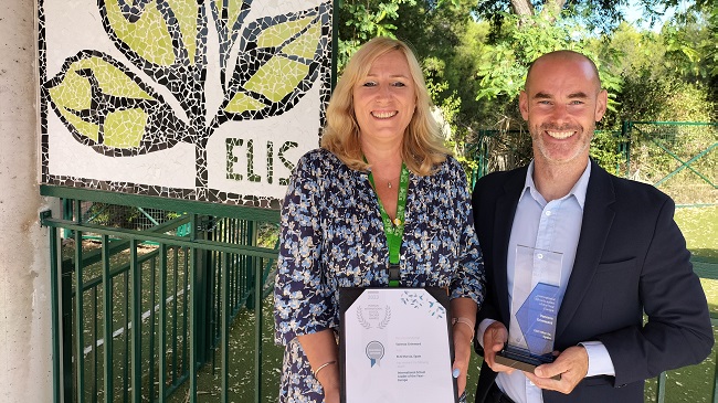 Vanessa Grimward, directora de ELIS Murcia, junto a&nbsp;Mike Hewett, director de ventas de Pearson en Europa
