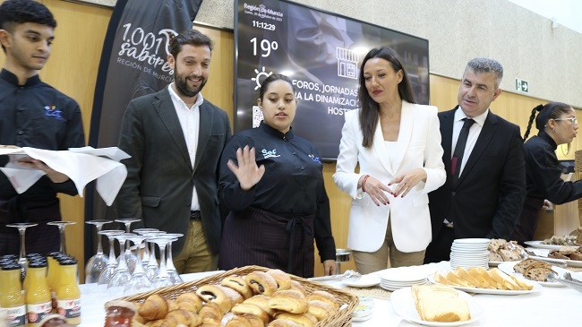 La consejera de Turismo, Carmen Conesa, durante su visita al CCT