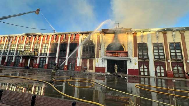 Los bomberos refrescan la cubierta de la discoteca Teatre