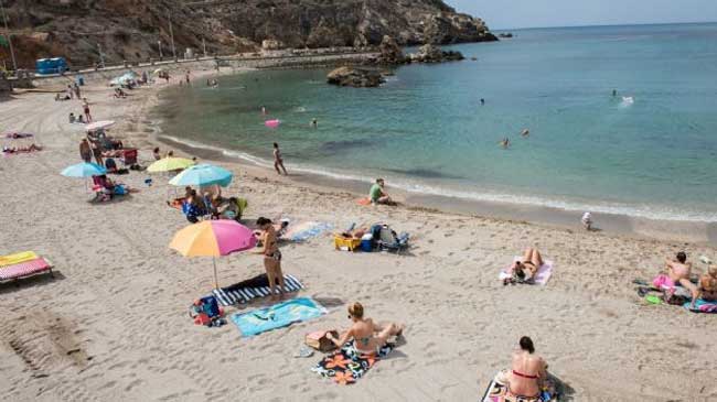 La playa fue el destino mayoritariamente elegido por los viajeros en septiembre. En la imagen, Cala Cortina, en Cartagena