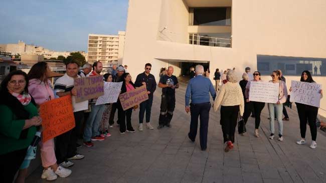 Protesta de trabajadores de Ekipo Medios ante el ayuntamiento de &Aacute;guilas. Imagen: Info&Aacute;guilas.es