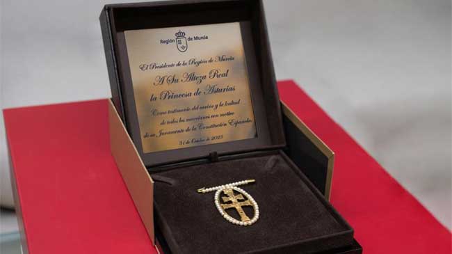 Broche de oro y perlas con la Cruz de Caravaca