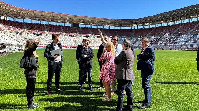 Visita de la delegaci&oacute;n t&eacute;cnica al estadio Enrique Roca de Murcia el pasado mes de abril