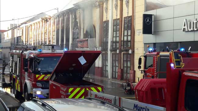 Equipos de emergencias en la discoteca Teatre