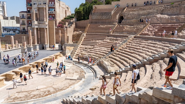 Visitantes en el Teatro Romano de Cartagena Visitantes en el Teatro Romano de Cartagena