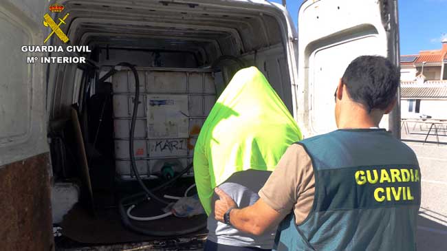 Uno de los detenidos junto al furg&oacute;n que utilizaban para los robos