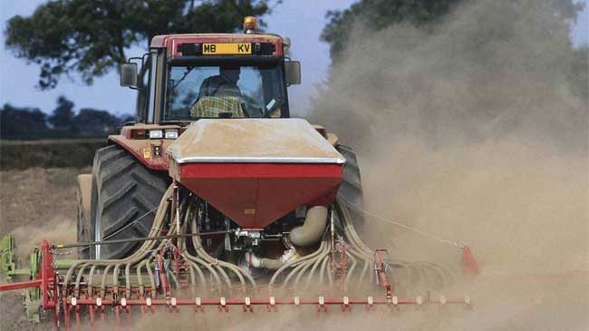 Tractor introduciendo nutrientes a la tierra