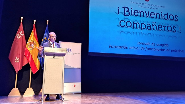 El consejero de Educaci&oacute;n, V&iacute;ctor Mar&iacute;n, en el acto de bienvenida a los docentes en pr&aacute;cticas