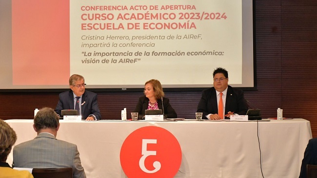 El decano del Colegio de Economistas, Ram&oacute;n Madrid, Herrero y el director de la Escuela de Econom&iacute;a, Marcos Ant&oacute;n