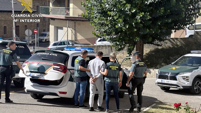 Momento de la detenci&oacute;n por parte de la Guardia Civil