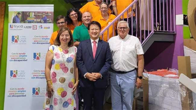 El embajador de Corea en Espa&ntilde;a con trabajadores y la directora general de Feysa, Elena D&iacute;az