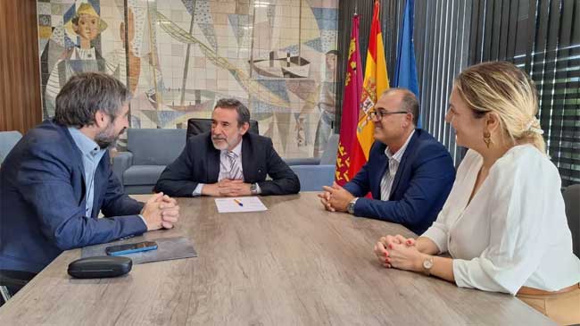 Los contratistas, reunidos con el delegado del Gobierno, Francisco Jim&eacute;nez (en el centro)