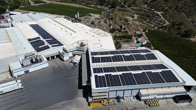 Planta fotovoltaica en la cubierta de las naves de Frutas Esther, en Abar&aacute;n