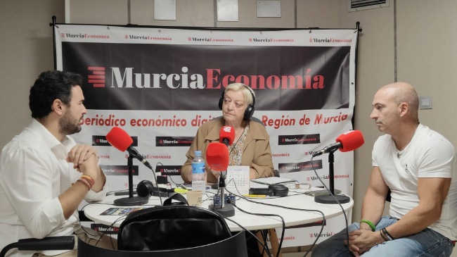 El alcalde de La Uni&oacute;n, Joaqu&iacute;n Zapata, junto con la directora de Las Ma&ntilde;anas de ME Radio, Chelo C&aacute;novas, y el CEO de MurciaEconom&iacute;a, Antonio Betancor