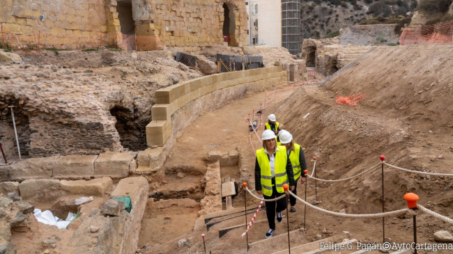La alcaldesa, Noelia Arroyo, en la excavaci&oacute;n