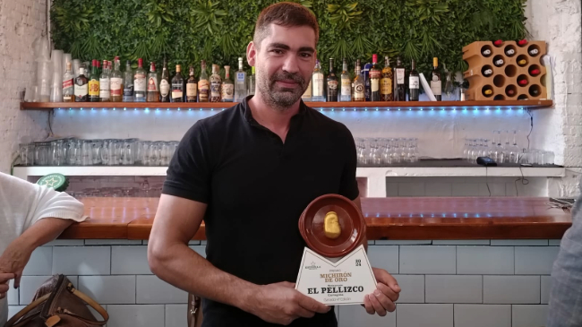 Ra&uacute;l S&aacute;ez, due&ntilde;o de 'El Pellizco' sosteniendo el 'Michir&oacute;n de Oro'