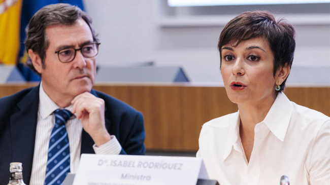 La ministra Isabel Rodr&iacute;guez junto a Antonio Garamendi, presidente de CEOE - Carlos Luj&aacute;n