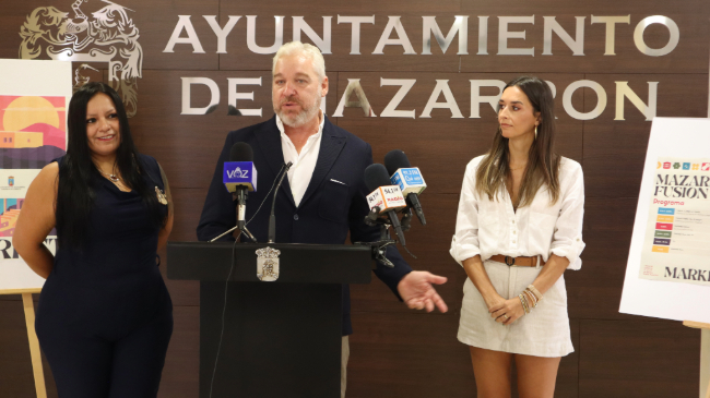 El alcalde de Mazarr&oacute;n, Gin&eacute;s Campillo, durante la presentaci&oacute;n del evento