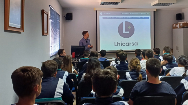 Alumnos realizando el curso formativo de Lhicarsa