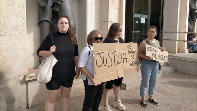 Manifestantes a las puertas del Palacio de Justicia, en Murcia - Europa Press