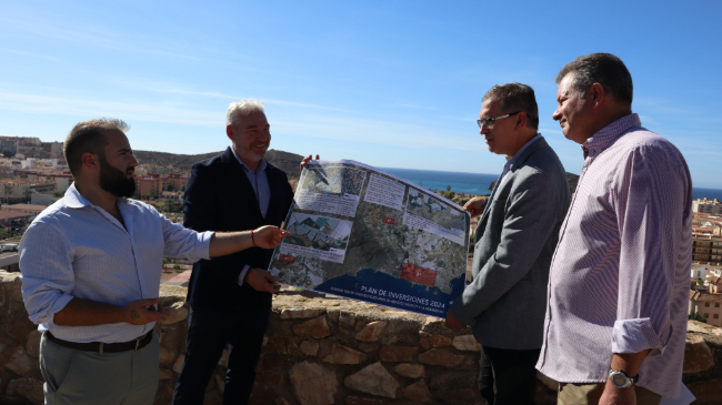 El alcalde Gin&eacute;s Campillo, junto al concejal de Urbanismo, Jes&uacute;s Garc&iacute;a, y representantes de la empresa concesionaria Aqualia presentando el proyecto