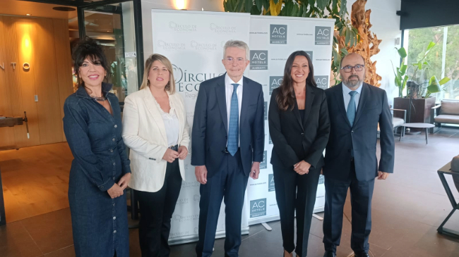 Antonio Catal&aacute;n (centro), presidente de AC Hoteles, la alcaldesa de Cartagena, Noelia Arroyo y la consejera de Turismo, Carmen Conesa. Foto: G.V.P.