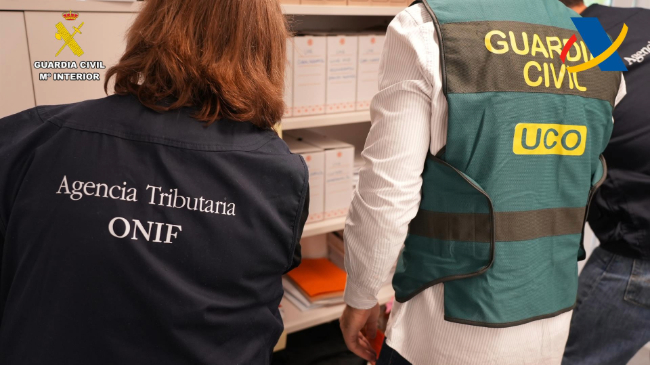 Funcionarios de la Unidad Central Operativa (UCO) de la Guardia Civil y de la Agencia Tributaria