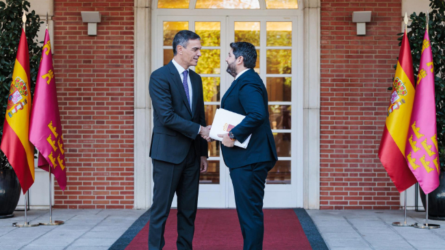 El presidente del Gobierno, Pedro S&aacute;nchez (i), recibe al presidente de la Regi&oacute;n de Murcia, Fernando L&oacute;pez Miras (d)