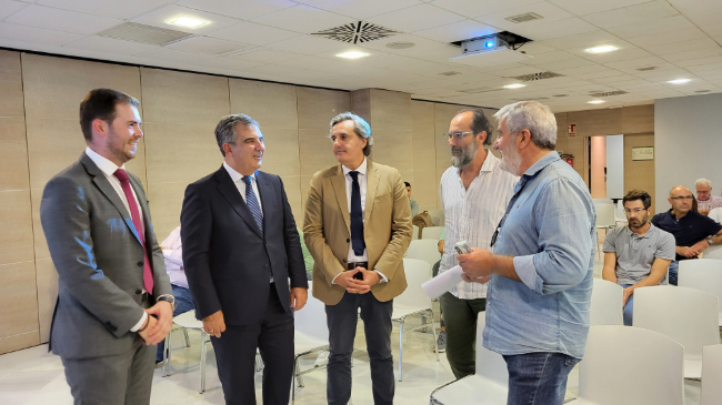 El consejero Juan Mar&iacute;a V&aacute;zquez, junto al presidente de ANPIER,