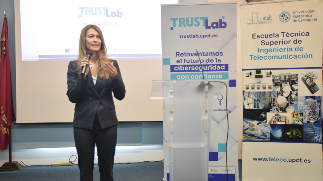 Lola Cano presentando el laboratorio Trust Lab